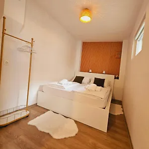  Apartment Center Budget Slowenien